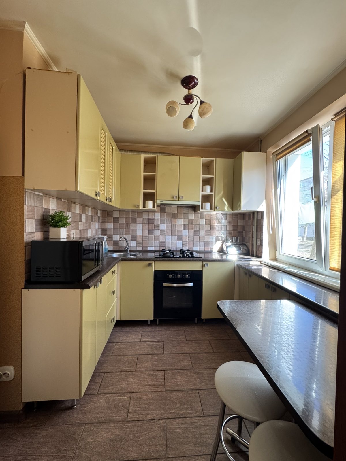 Продається 3-кімнатна квартира, вул. Тихого 9. Буд.пан., пов.1/5, заг.пл 42,5 кв.м. Будинок весь утеплений пінопластом. Євроремонт, індивідуальне опалення, тепла підлога по всій квартирі, нова проводка та сантехніка. Залишаються всі меблі. Поряд школа, са