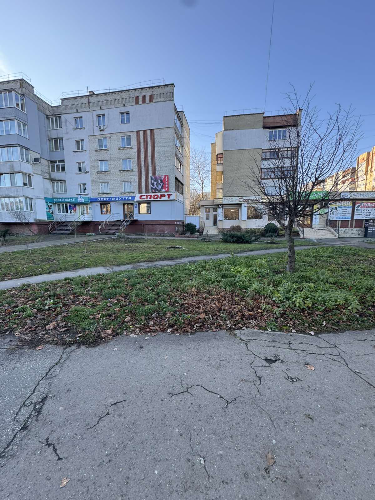 В центрі міста здається в оренду комерційне приміщення загальною площею 96 кв.м. Ремонт, санвузол, індивідуальне опалення (газовий котел), сигналізація. Поряд ринок, супермаркет, школа, магазини. Ціна 30000 грн + комунальні послуги