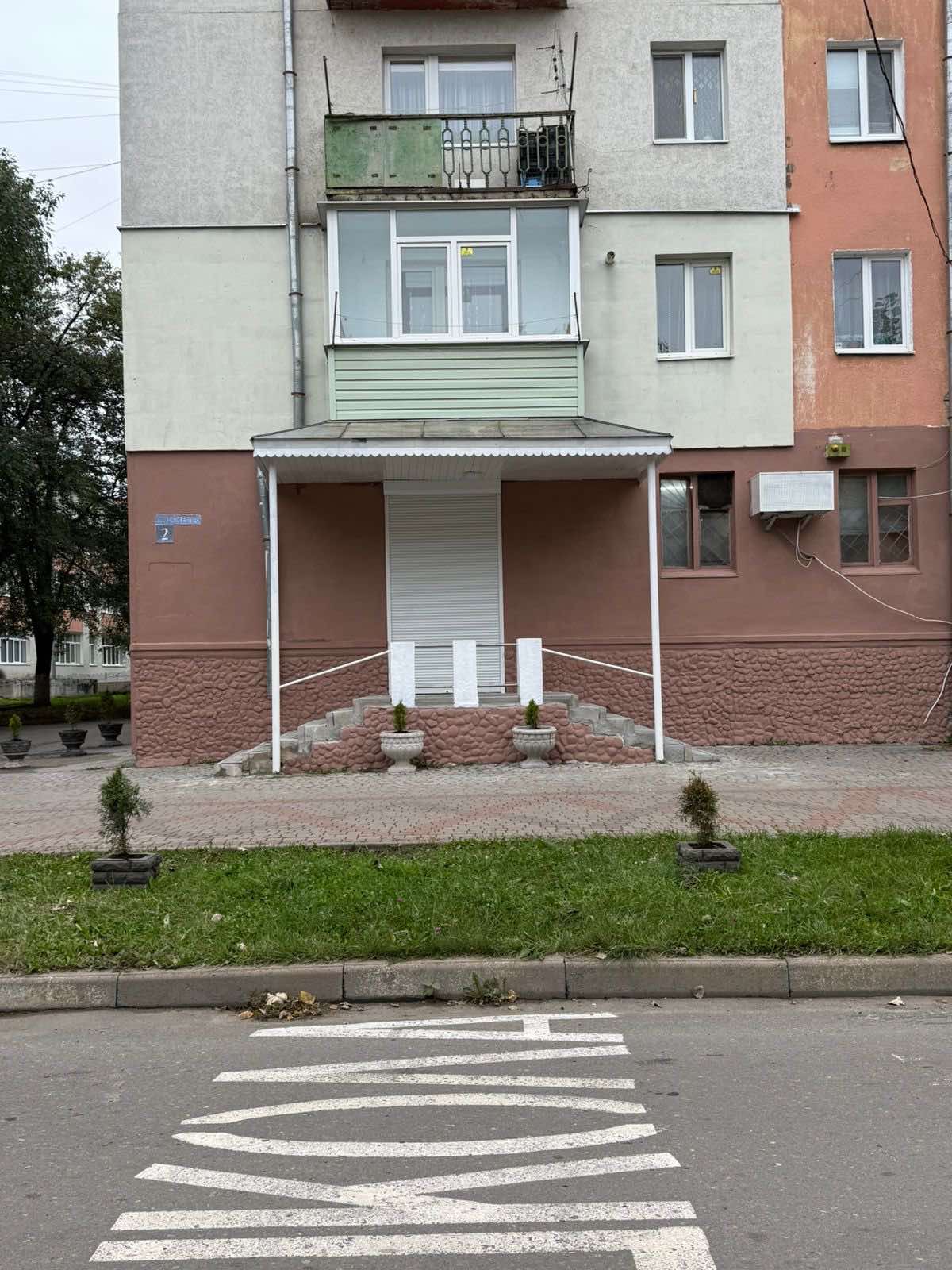Здається в оренду комерційне приміщення загальною площею 48 кв.м. Два виходи . Свіжий ремонт, 3 кВт світло, електричне опалення. Поряд школа, садочок, ринок, «Юність». Ціна договірна