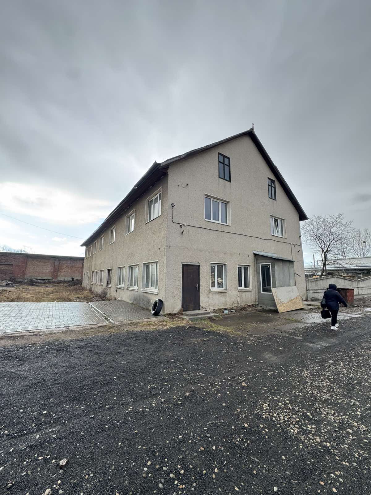 Здається в оренду комерційне приміщення загальною площею 520 кв.м.  Є котельня, санвузол, душова кімната. Світла 50 кВт ( при потребі можна збн) ). Ціна 80 грн/кв.м. Попяд супермаркет, виробничі приміщення, АЗС.