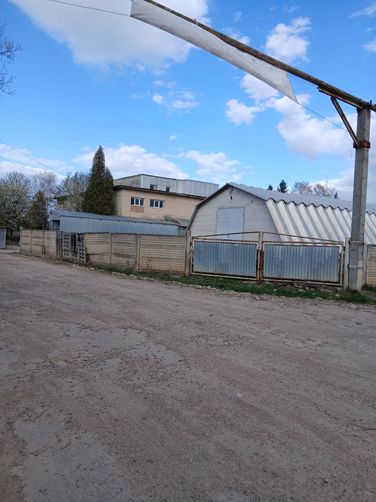 Здається в оренду   бетонне цегляне   складське приміщення , загальною площею 311 кв.м, гаражне металеве приміщення 99.5 кв.м,   загороджена парканом територія, окремий   асфальтованний  підʼїзд  попри центральну дорогу , 500 $ + комунальні послуги