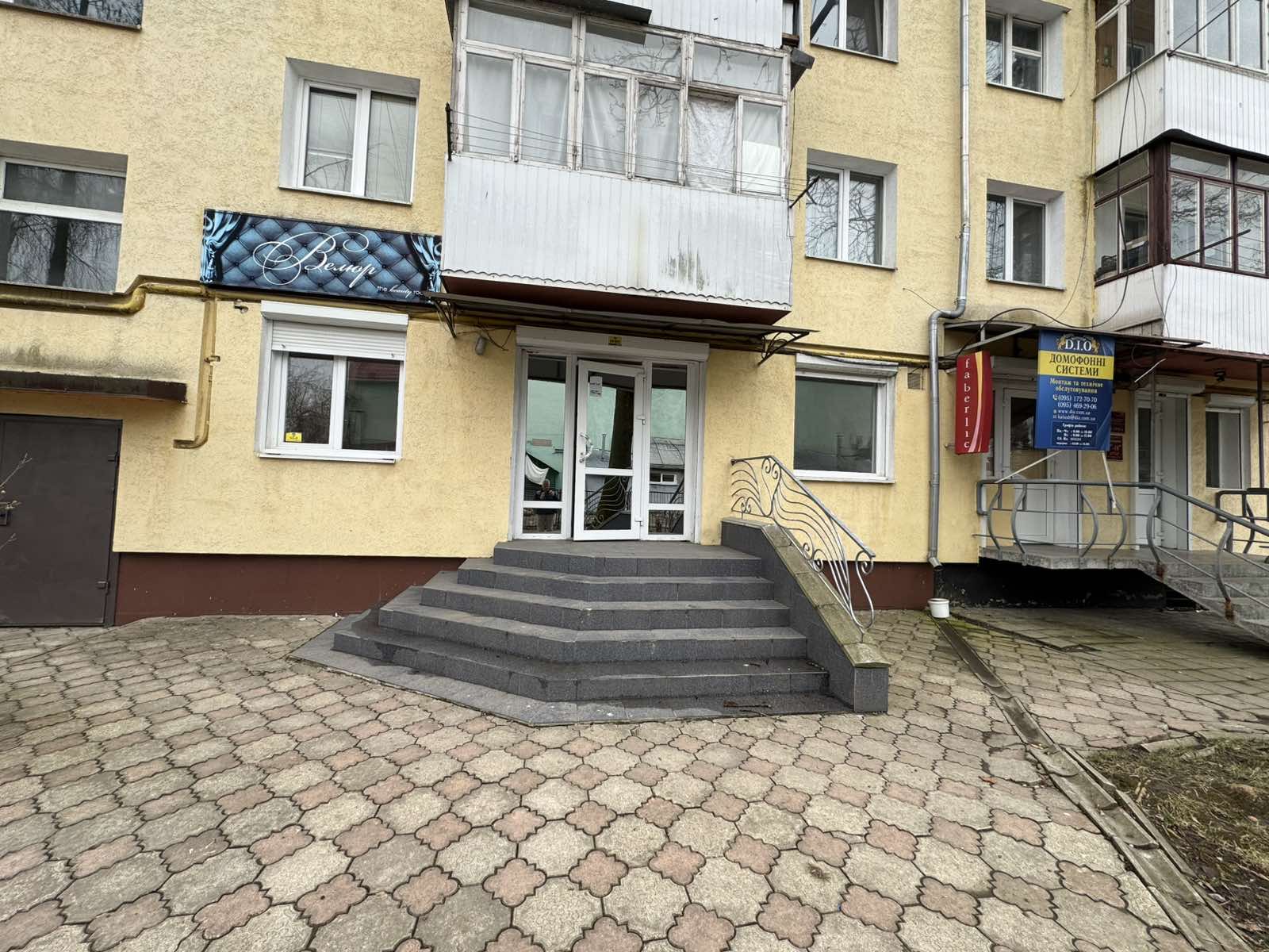 Продається комерційне приміщення вул. Б. Хмельницького 3, загальною площею 57,9 кв.м. Є санвузол, сигналізація. Гарне місце розташування, поряд кафе «Радіус». Ціна 69000 $