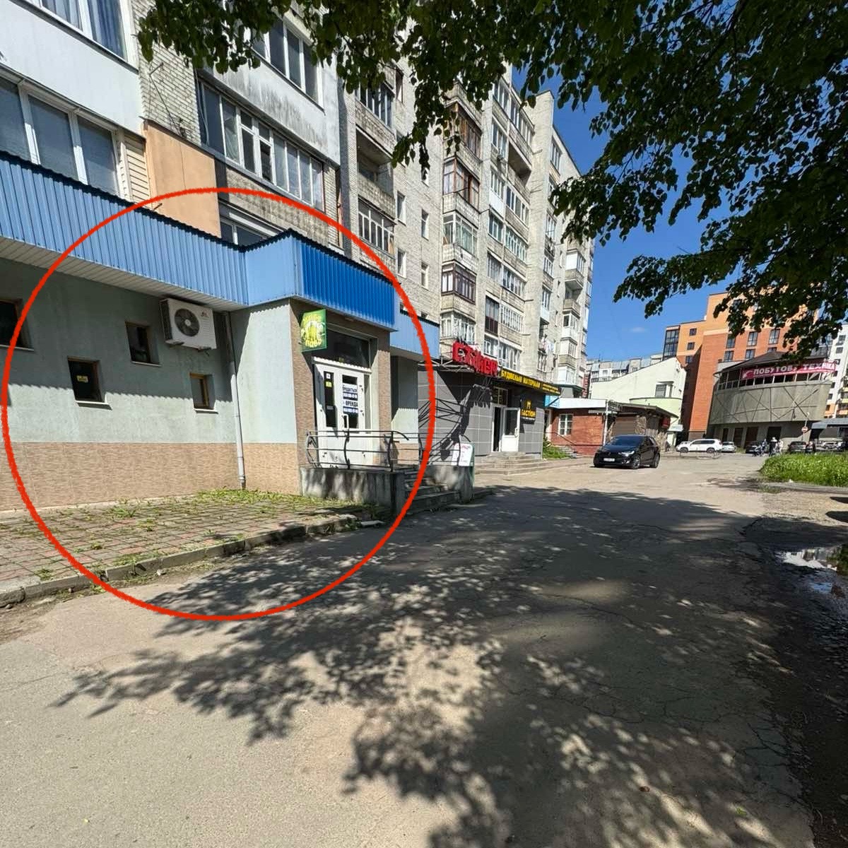 Продається комерційне приміщення загальною площею 100 кв.м, вул. Лесі Українки 14. Індивідуальне опалення, всі лічильники, 7 кВт світла, три фази, сигналізація, санвузол. Поряд центр міста, супермаркет, кафе, ринок. Ціна 88000 $