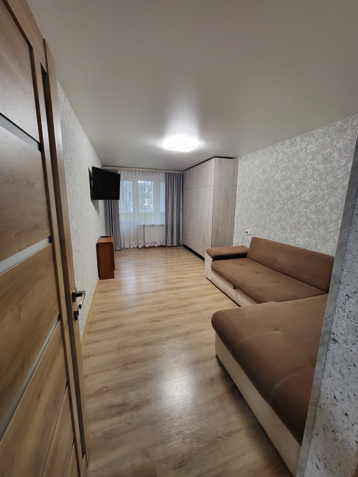 Продається 2-кімнатна квартира, вул.Б. Хмельницького 30. Буд.цегл., пов.3/5, заг.пл 47 кв.м. Євроремонт, індивідуальне опалення, м/п вікна. Залишаються меблі та техніка. Поряд школа, садочок, супермаркети, ринок, магазини. Можливий обмін на жилий будинок