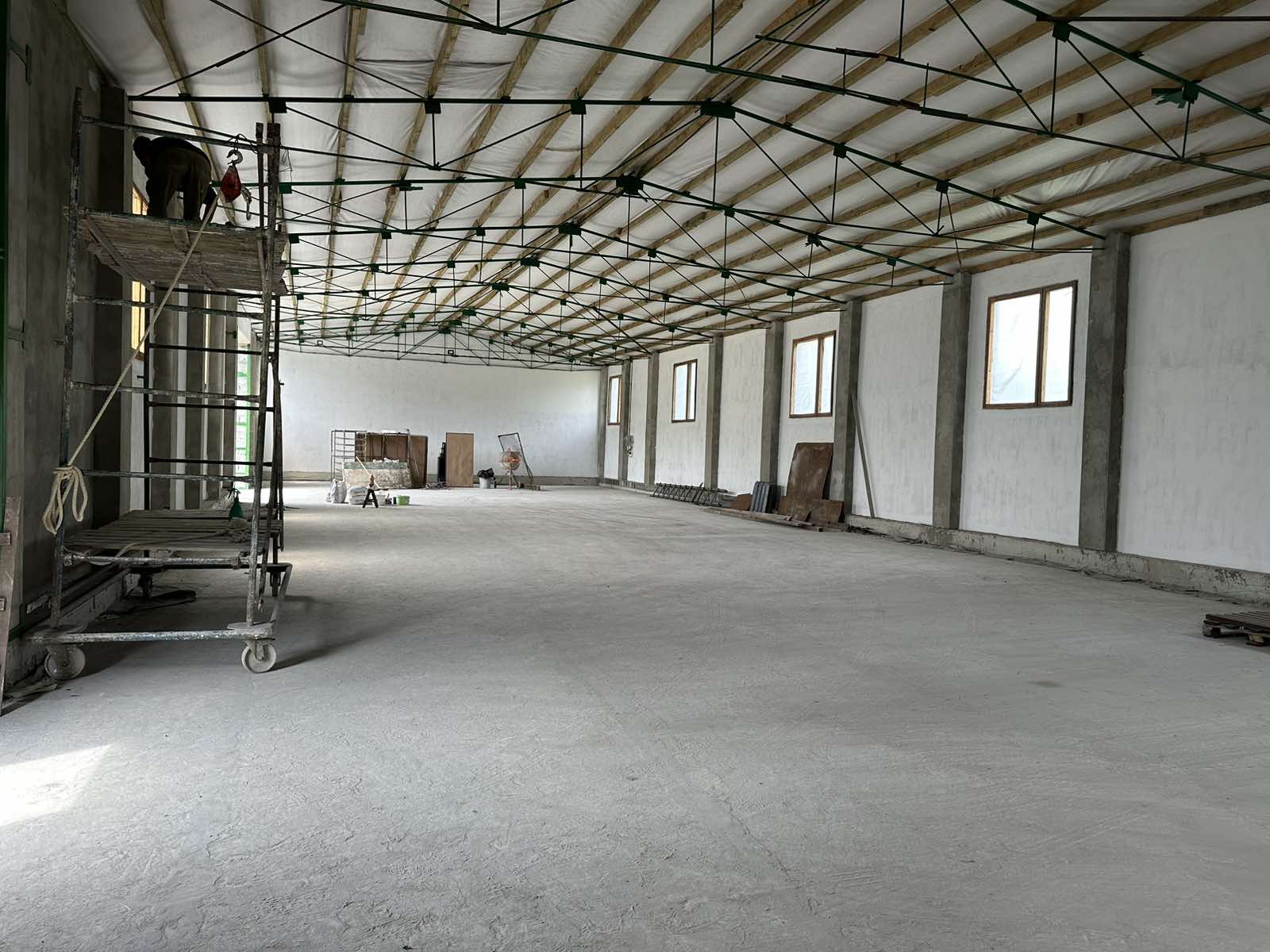 Здаються складські приміщення загальною площею 500 м²  та 400  м² . Є світло , вода, лічильники. Ціна 70 грн/м² . Внутрішньо переміщеним особам надається знижка