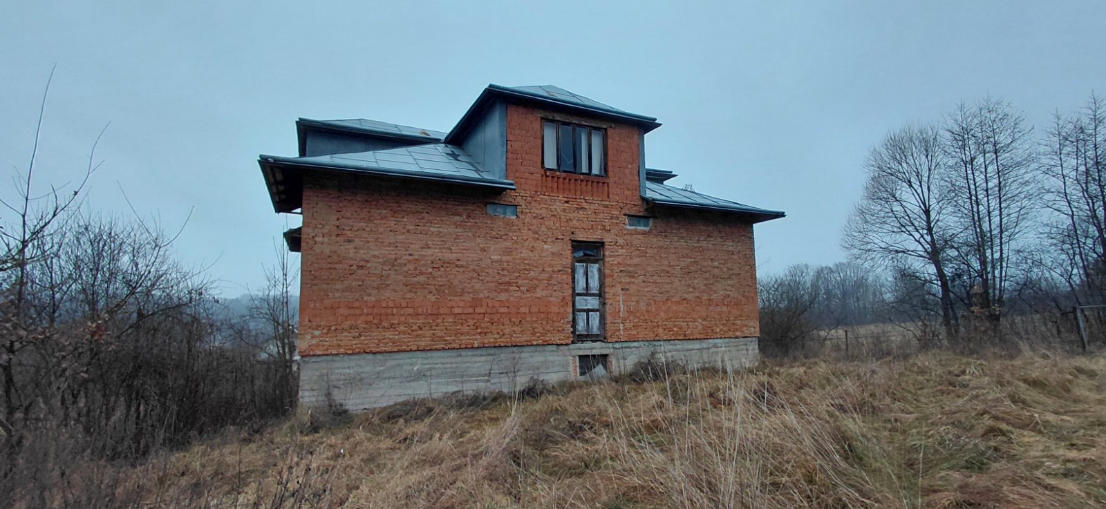 Продається цегляний будинок в с. Старий Угринів. Загальна площа 265 кв.м, жила 186 кв.м. Приватизовані 25 соток землі. Підведено світло. Поряд ліс, річка, школа. Ціна 21000 $