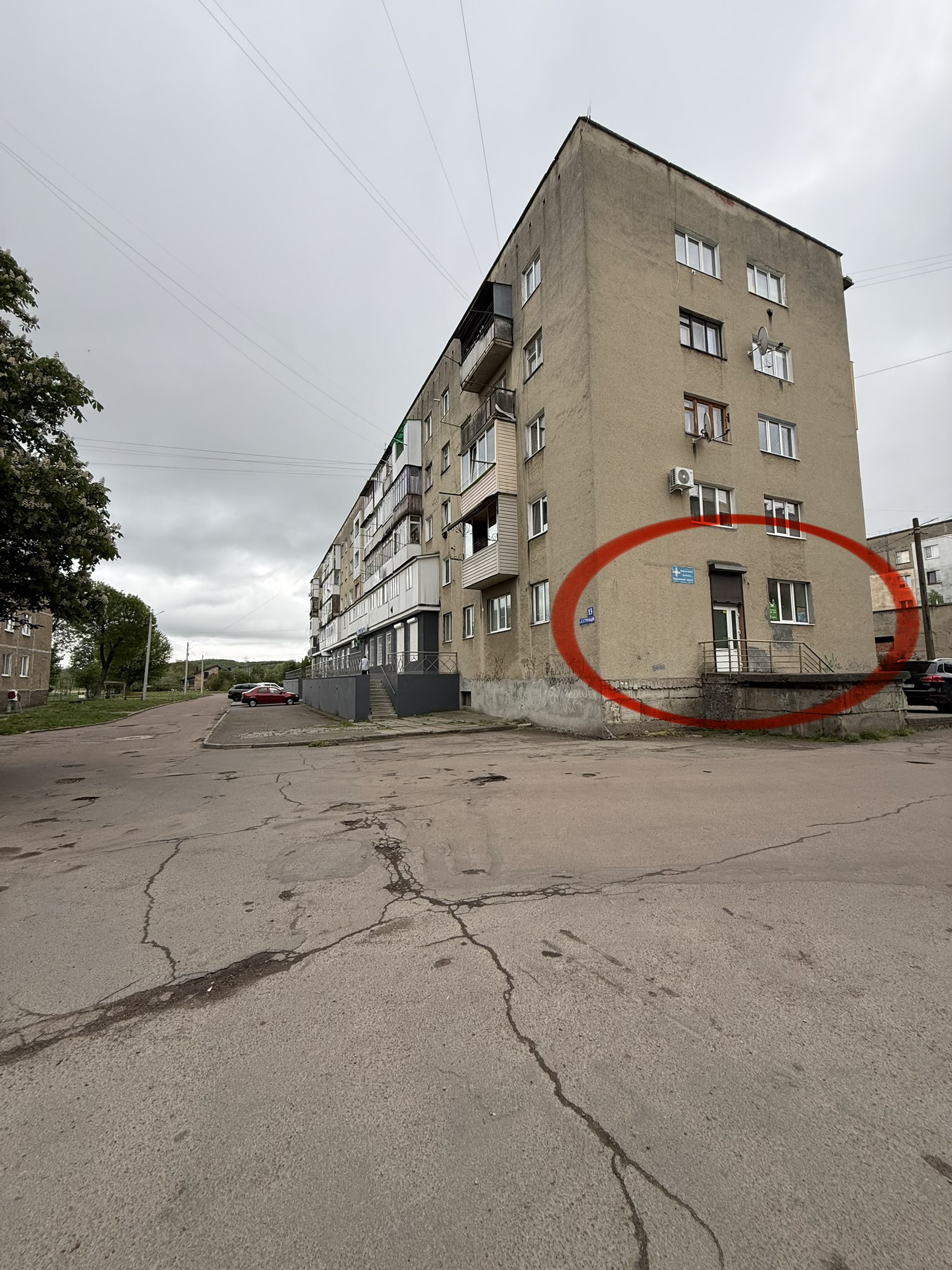 Продається комерційне приміщення вул. Січових Стрільців 13, загальною площею 117,5 кв.м. 20 кВт світла, електричне опалення,  санвузол, сигналізація. Поряд магазин Карпати, школа, садочок, дитячий майданчик. Ціна 90000 $