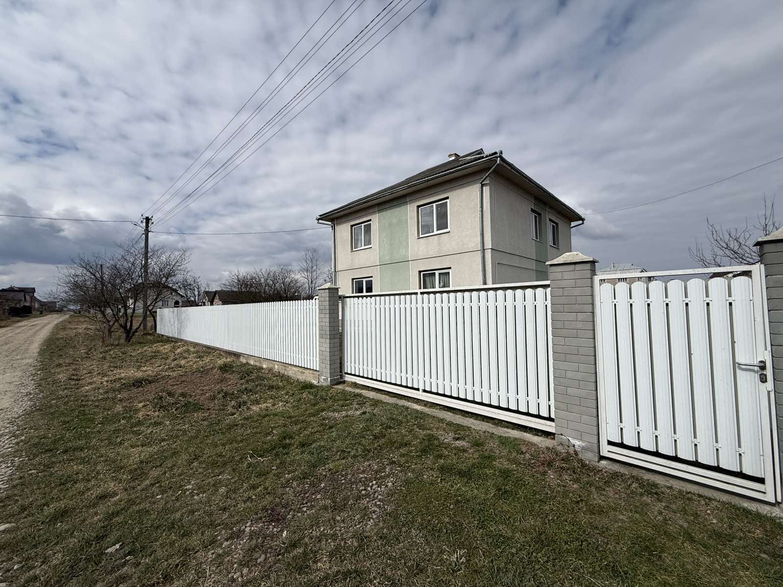 Новий будинок знаходиться в мальовничому селищі Сівка-Калуська, Калуського району на Івано-Франківщині загальною площею 182,1 кв.м. Поруч з будинком ліс. В домі є все необхідне для життя, всі комунікації (власний колодязь, електрика, вода, газ, своє опале