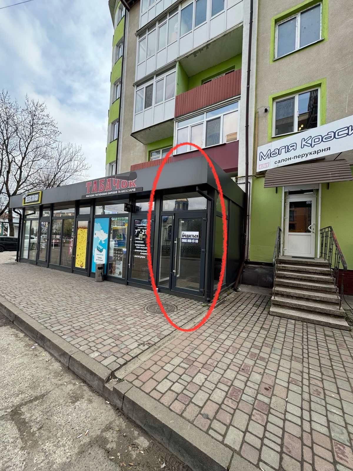Продається в центрі міста комерційне приміщення загальною площею 100 кв.м, вул. Лесі Українки 74. Санвузол, лічильники. Потужність світла 11,5 кВт. Поряд супермаркет, магазини. Ціна 55000 $