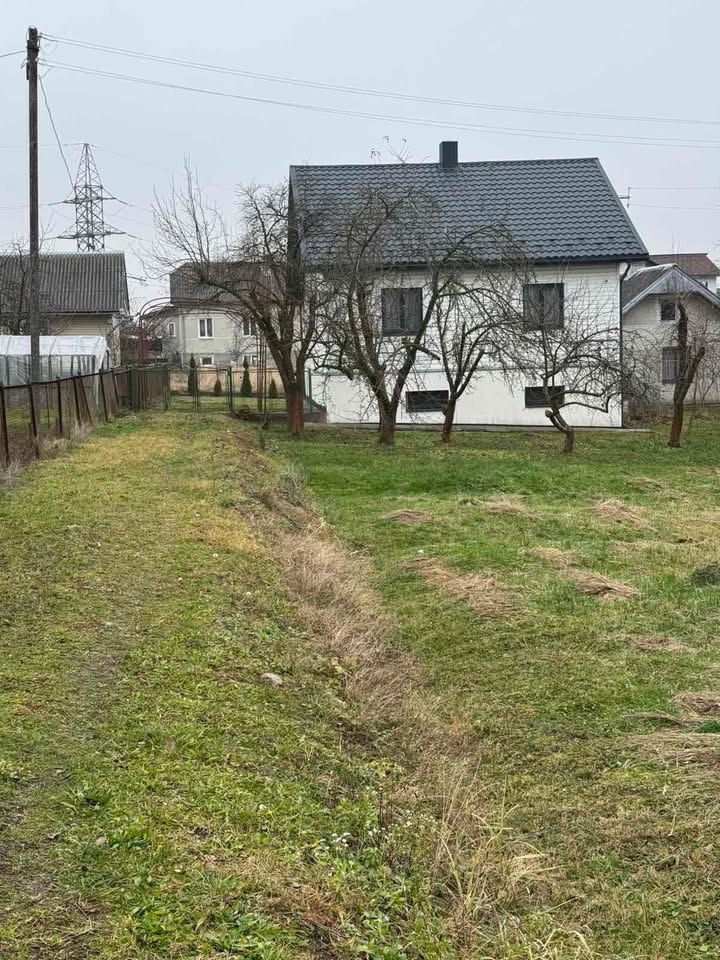 Продається будинок загальною площею 182,7 кв.м в затишному районі  Височанка. Цоколь цегляний, житловий деревʼяний. Накритий металочерепицею, нові металопластикові вікна. Пічне опалення. Літня кухня цегляна (32,4 кв.м), санвузол. Гараж, стодола, стайня. 1