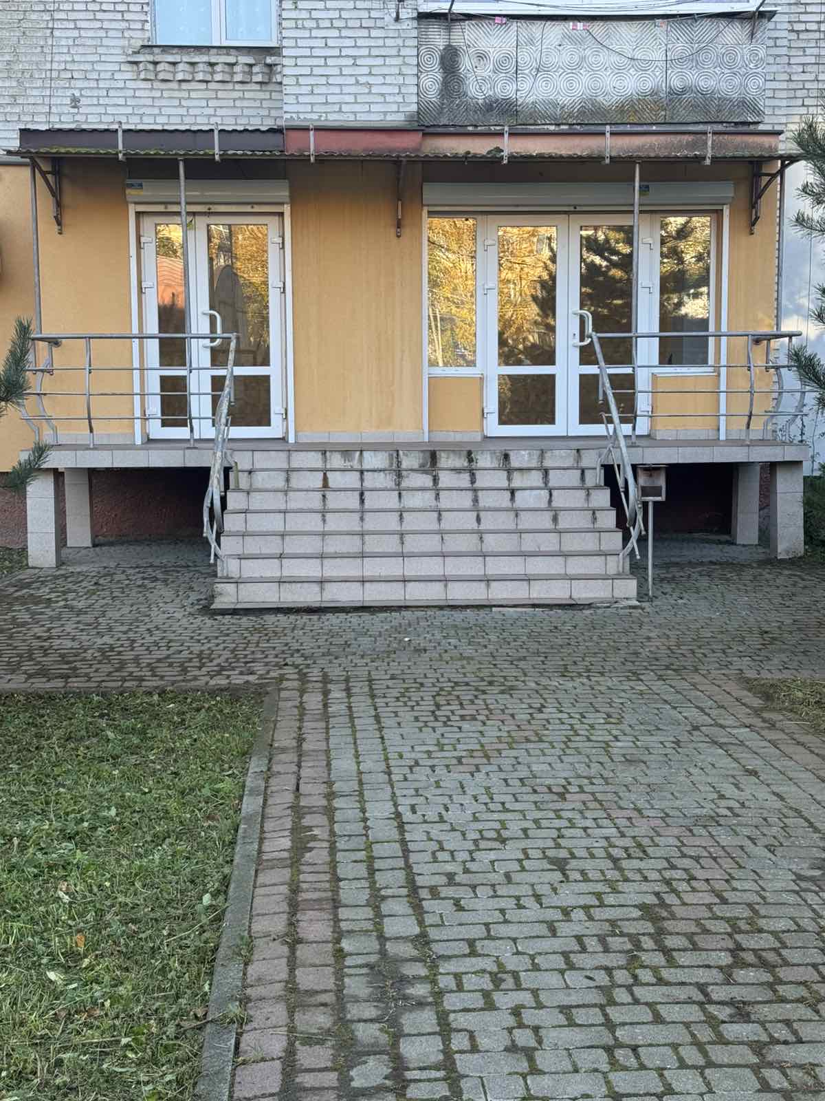 В центрі міста здається в оренду комерційне приміщення загальною площею 59,4 кв.м. Два входи, санвузол, кондиціонер, сигналізація. Ціна 16000 грн + комунальні послуги