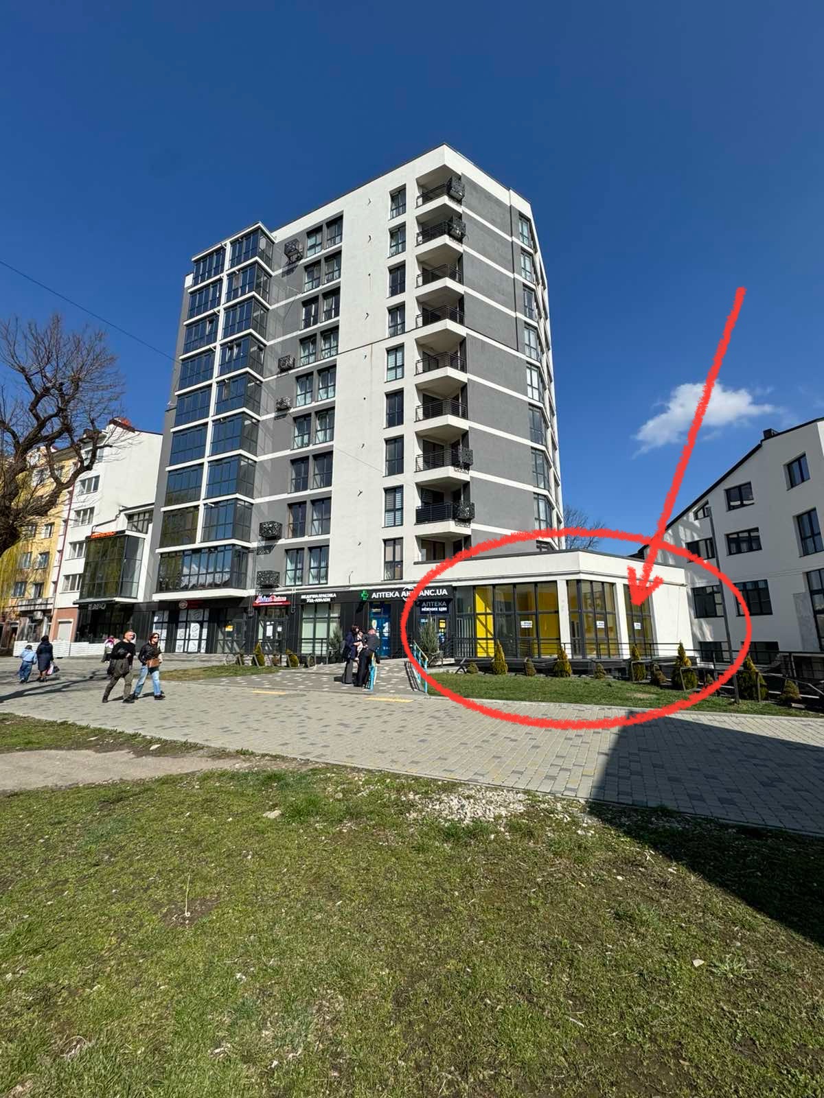 Здається в оренду в центрі міста комерційне приміщення загальною площею 70 кв.м, проспект Лесі Українки 27а. Ремонт, підведено світло, водопостачання та водовідведення, санвузол, бойлер. Поряд супермаркет, ринок, магазини та кафе. Ціна 35000 грн + комунал
