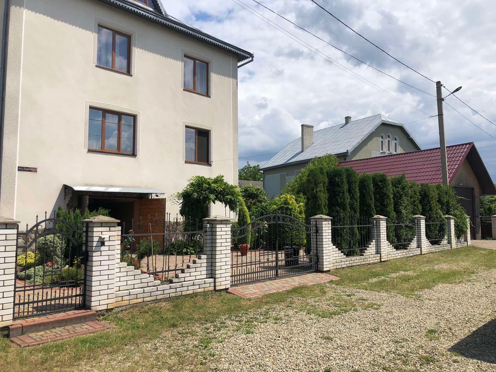 Продається цегляний будинок вул. Львівська (р-н Підгірки ). Жила площа 146 кв.м, кухня 24 кв.м, 11 соток землі. Жилий будинок в тихій місцевості з спокійними сусідами, доглянута територія, два гаражі один із них в будинку, два санвузли, центральне водопос