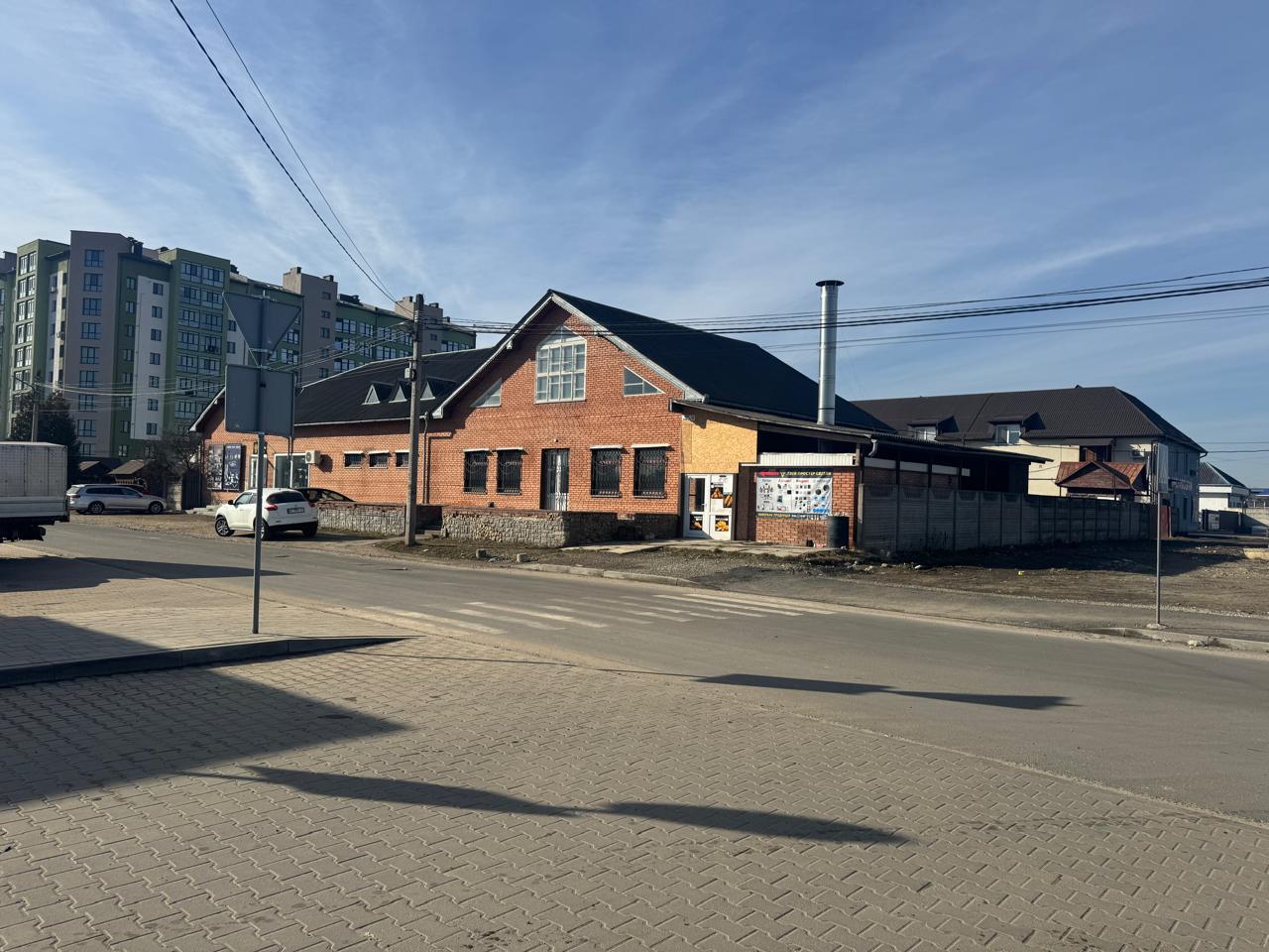 Продається комерційне приміщення загальною площею 400 кв.м, 20 приватизованих соток землі, вул. Ринкова. Централізоване водопостачання та водовідведення, 25 кВт світла, сигналізація. Поряд автостанція, супермаркет, «Епіцентр», СТО, заправка. Ціна 700000 $