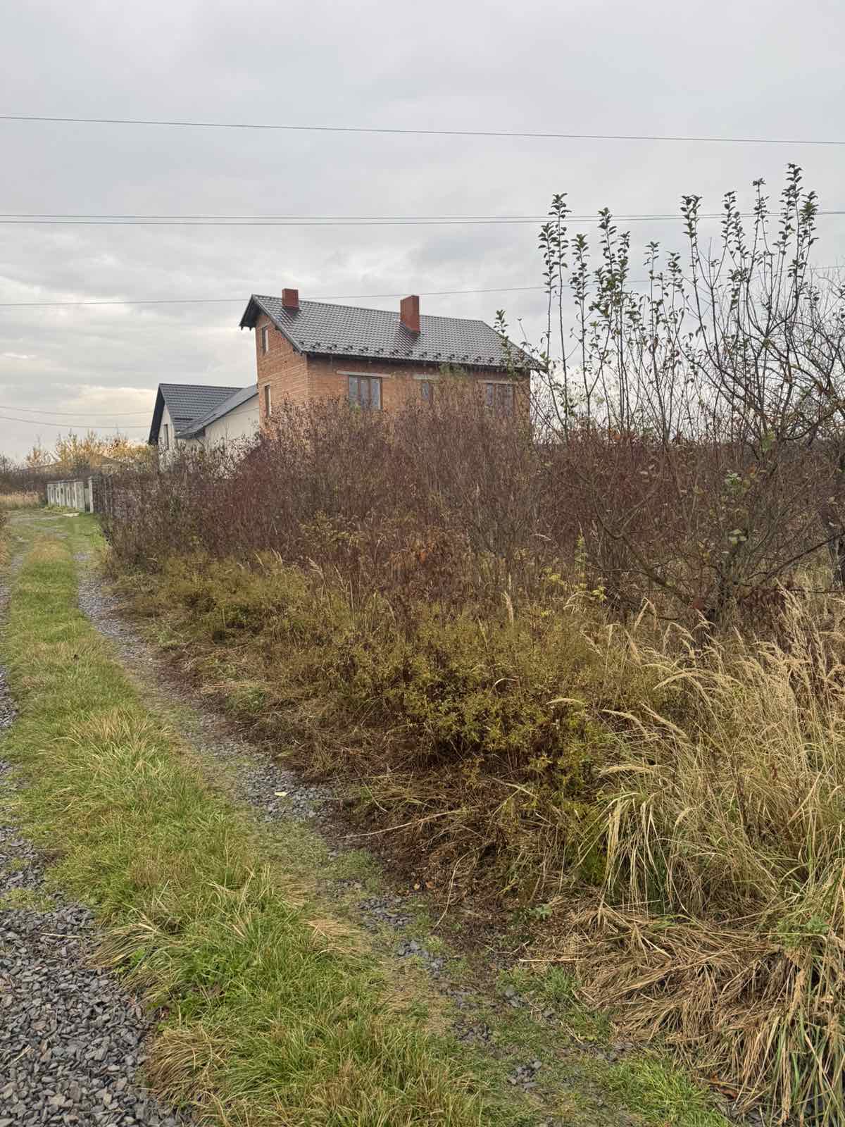 Продається земельна ділянка загальною площею 8 соток, вул. Яворського, р-н Підгірки. Поряд світло. Ціна 8000 $