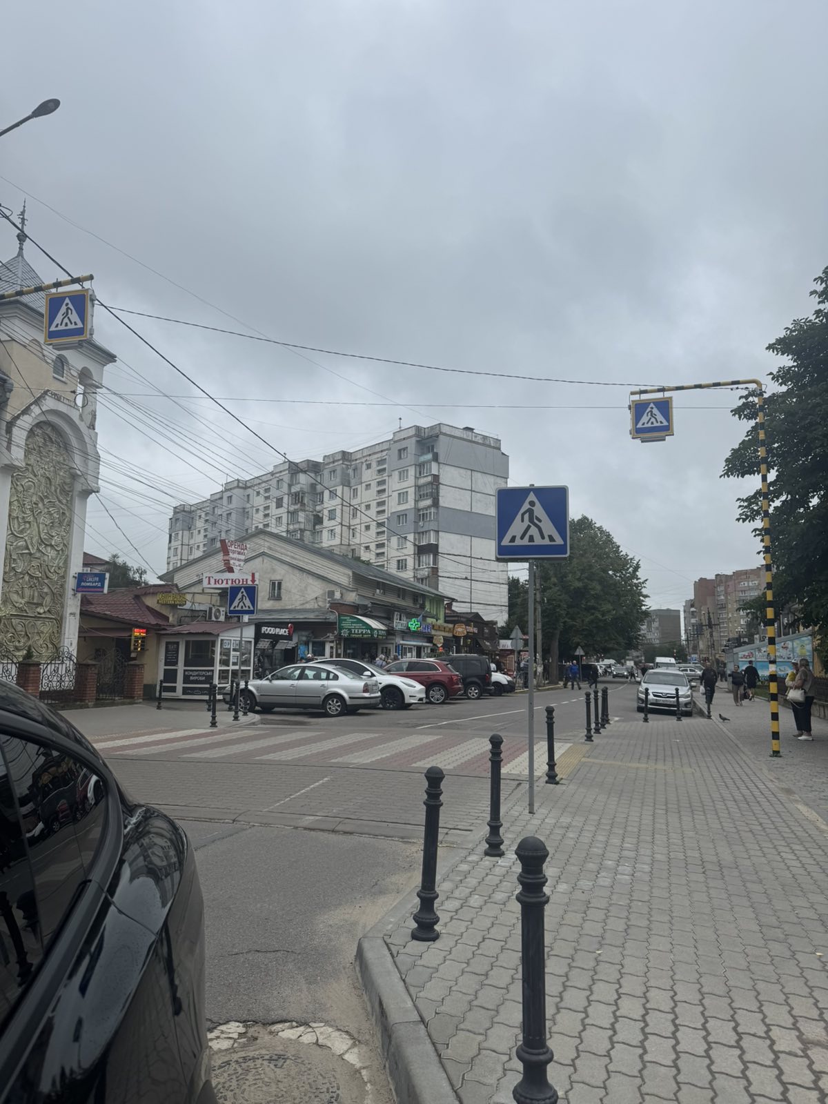 Здається в оренду комерційне приміщення в центрі міста! Цегляне приміщення площею 28,9 кв.м, розташоване на території ринку — місце з високою прохідністю  Вартість оренди: 14 500 грн/міс + комунальні Ідеально під магазин, офіс, майстерню чи інший бізнес. 