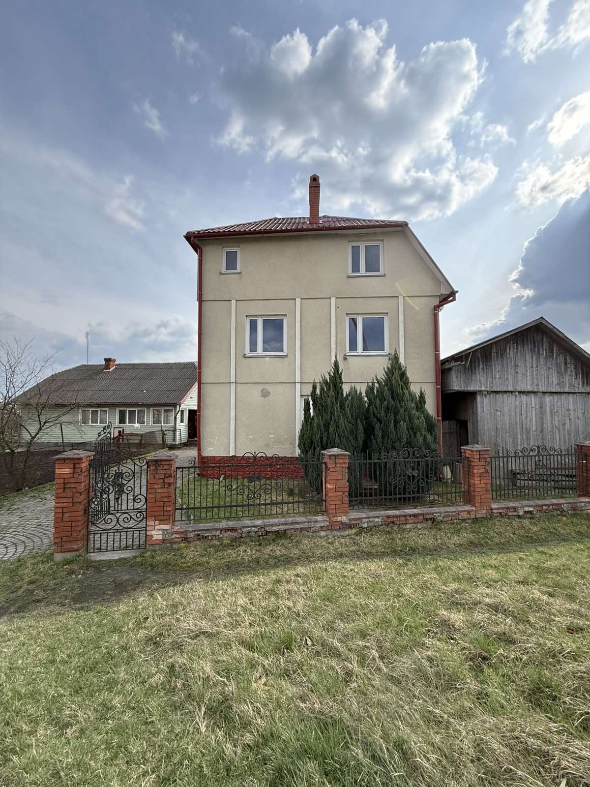 Продається цегляний двоповерховий будинок в с. Пійло, до Калуша 5 км. Три кімнати. Заг.пл 99,4 кв.м. Територія огорожена, 23 соток землі. Індивідуальне опалення, газові конвектори. Криниця, септик, стайня, стодола, два гаражі 34,1 і 22,2 кв.м. Будинок роз